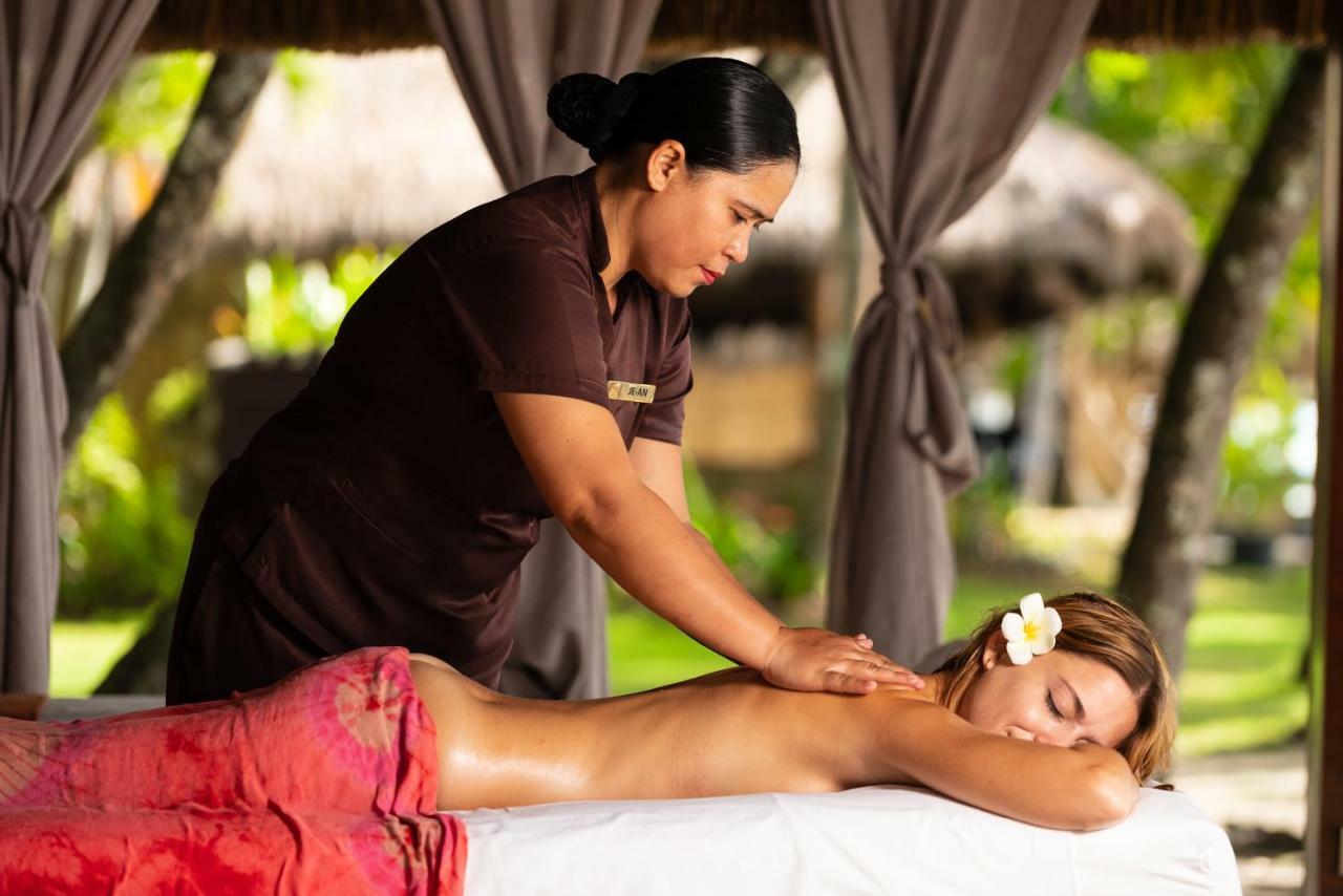 Oceanica Resort Panglao, Bohol Luaran gambar A massage therapist at work