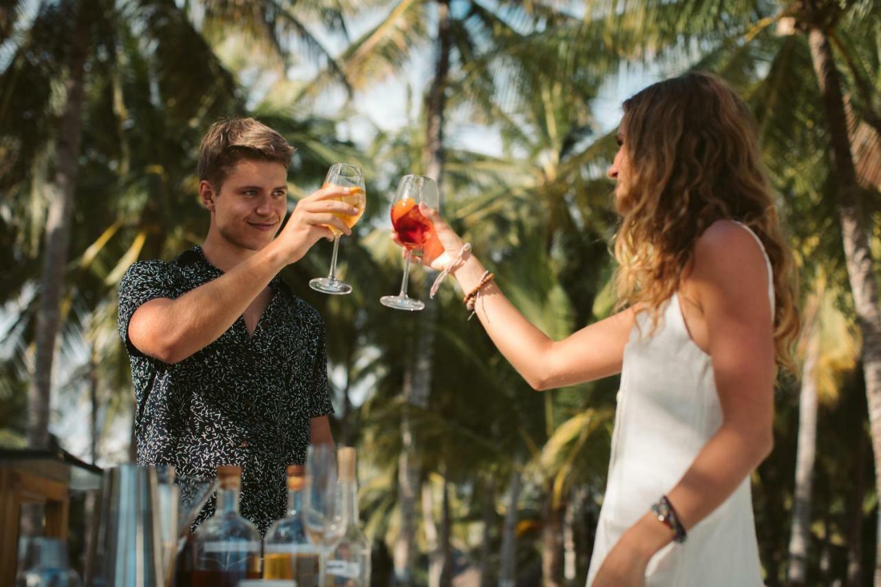 Oceanica Resort Panglao, Bohol Luaran gambar Two people toasting with wine